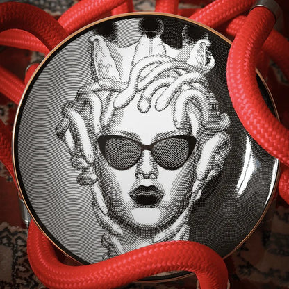 Piatto Decorativo in porcellana La vipera. incarna lo spirito delle persone che si muovono con furbizia e che hanno un’intelligenza acuta. Dedicato ai giocatori, agli strateghi e a coloro che amano l’arte del sottinteso. Dimensioni: Ø 24 cm, H 2 cm Lavabile in lavastoviglie. In negozio e online su tuttochic.live