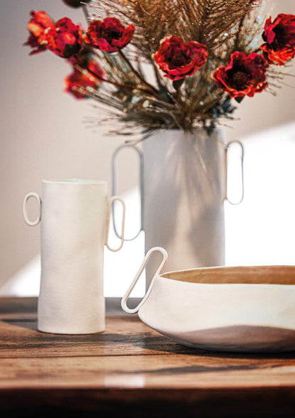 Esibisci la tua eleganza con il Vaso basso "PORTAMI". Realizzato in gres porcellanato di colore beige chiaro, questo vaso aggiungerà un tocco di classe alla tua casa. Perfetto per esporre le tue piante o come oggetto decorativo. Resistente all'acqua Dimensioni: cm 20 x 12 x 27 h. In negozio e online su tuttochic.live
