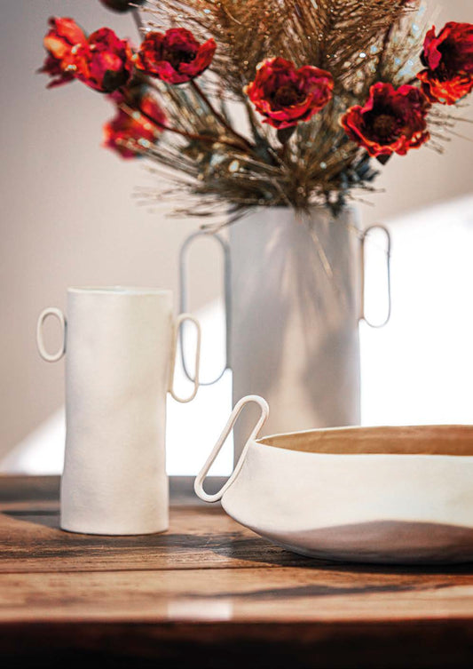 Esibisci la tua eleganza con il Vaso basso "PORTAMI". Realizzato in gres porcellanato di colore beige chiaro, questo vaso aggiungerà un tocco di classe alla tua casa. Perfetto per esporre le tue piante o come oggetto decorativo. Resistente all'acqua Dimensioni: cm 20 x 12 x 27 h. In negozio e online su tuttochic.live