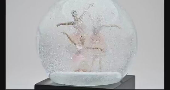 Rilassa la tua mente e regala un tocco di eleganza alla tua casa con questa sfera con neve con tre ballerine. Dimensioni: cm 8 x 8 x 12 h. Non sono giocattoli per bambini. In negozio e online su tuttochic.live