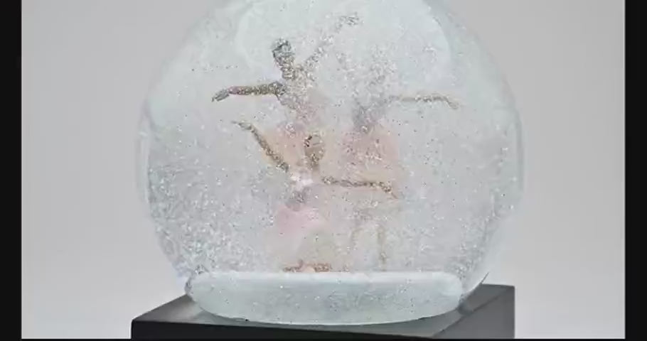 Rilassa la tua mente e regala un tocco di eleganza alla tua casa con questa sfera con neve con tre ballerine. Dimensioni: cm 8 x 8 x 12 h. Non sono giocattoli per bambini. In negozio e online su tuttochic.live