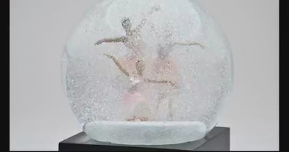Rilassa la tua mente e regala un tocco di eleganza alla tua casa con questa sfera con neve con tre ballerine. Dimensioni: cm 8 x 8 x 12 h. Non sono giocattoli per bambini. In negozio e online su tuttochic.live