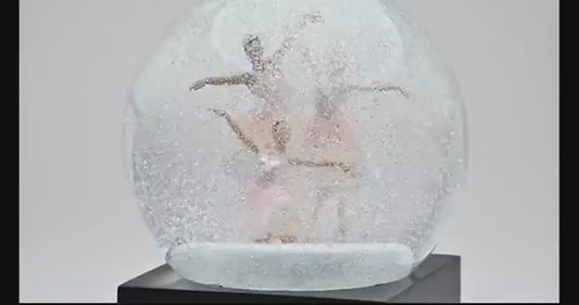 Rilassa la tua mente e regala un tocco di eleganza alla tua casa con questa sfera con neve con tre ballerine. Dimensioni: cm 8 x 8 x 12 h. Non sono giocattoli per bambini. In negozio e online su tuttochic.live