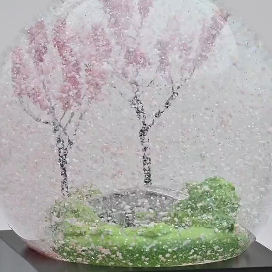 Rilassa la tua mente e regala un tocco di eleganza alla tua casa con questa sfera con neve ispirata alla Primavera. Dimensioni: cm 8 x 8 x 12 h. Non sono giocattoli per bambini. In negozio e online su tuttochic.live