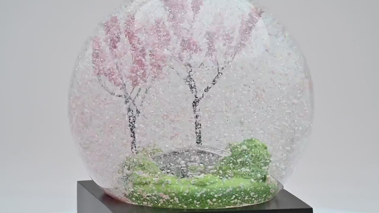 Rilassa la tua mente e regala un tocco di eleganza alla tua casa con questa sfera con neve ispirata alla Primavera. Dimensioni: cm 8 x 8 x 12 h. Non sono giocattoli per bambini. In negozio e online su tuttochic.live