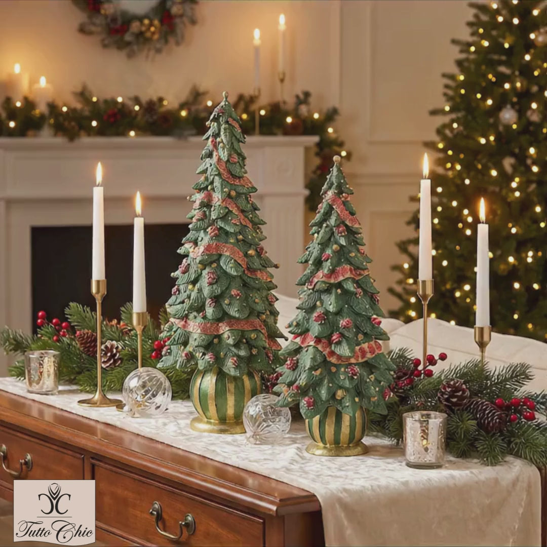 Albero di Natale decorativo da tavolo in poliresina verde con festoni e dettagli decoglitter rossi e oro, con base sferica a righe, firmato EDG.