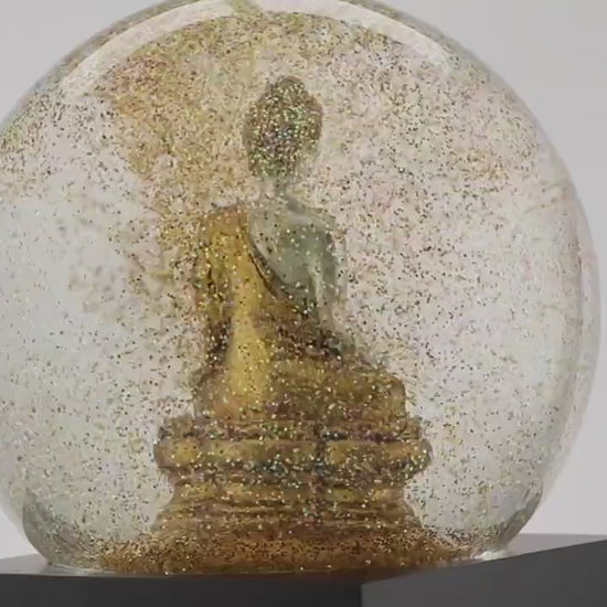 Rilassa la tua mente e regala un tocco di eleganza alla tua casa con questa sfera con neve ispirata a Buddha. Dimensioni: cm 8 x 8 x 12 h. Non sono giocattoli per bambini. In negozio e online su tuttochic.live