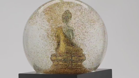 Rilassa la tua mente e regala un tocco di eleganza alla tua casa con questa sfera con neve ispirata a Buddha. Dimensioni: cm 8 x 8 x 12 h. Non sono giocattoli per bambini. In negozio e online su tuttochic.live
