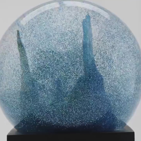 Rilassa la tua mente e regala un tocco di eleganza alla tua casa con questa sfera con neve ispirata allo stile di Van Gogh. Dimensioni: cm 8 x 8 x 12 h. Non sono giocattoli per bambini. In negozio e online su tuttochic.live