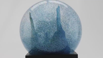 Rilassa la tua mente e regala un tocco di eleganza alla tua casa con questa sfera con neve ispirata allo stile di Van Gogh. Dimensioni: cm 8 x 8 x 12 h. Non sono giocattoli per bambini. In negozio e online su tuttochic.live
