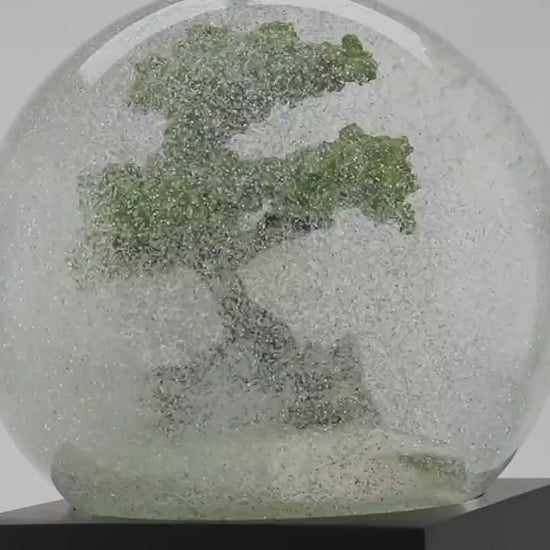 Rilassa la tua mente e regala un tocco di eleganza alla tua casa con questa sfera con neve alla contemplazione silenziosa del Bonsai. Dimensioni: cm 8 x 8 x 12 h. Non sono giocattoli per bambini. In negozio e online su tuttochic.live