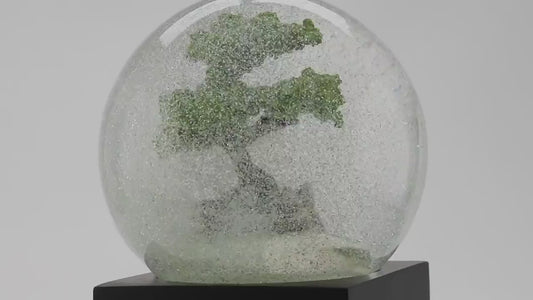 Rilassa la tua mente e regala un tocco di eleganza alla tua casa con questa sfera con neve alla contemplazione silenziosa del Bonsai. Dimensioni: cm 8 x 8 x 12 h. Non sono giocattoli per bambini. In negozio e online su tuttochic.live