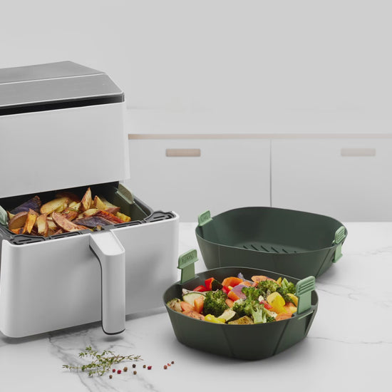 Goditi una cucina più pulita, semplice e sicura con questo cestello per friggitrice ad aria.   Lavabile in lavastoviglie - Resiste fino a 220°C Dimensioni: Adattabile da cm 25 x 25 x h 8,5 a cm 22 x 22 x h 8,5. In negozio e online su tuttochic.live