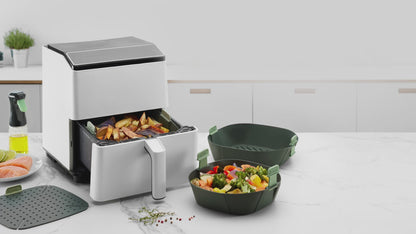 Goditi una cucina più pulita, semplice e sicura con questo cestello per friggitrice ad aria.   Lavabile in lavastoviglie - Resiste fino a 220°C Dimensioni: Adattabile da cm 25 x 25 x h 8,5 a cm 22 x 22 x h 8,5. In negozio e online su tuttochic.live
