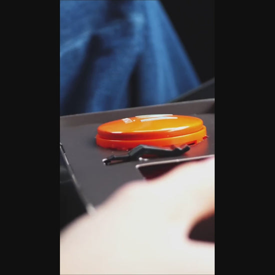 1.Aggancia il supporto con la clip nella sede sul retro e premi con delicatezza fino a fissarlo 2.Svita il profumatore, libera la fragranza, inserisci la ricarica e chiudi accuratamente. 3. Posiziona il profumatore e immergiti in un'oasi di benessere olfattivo con una fragranza raffinata e avvolgente.