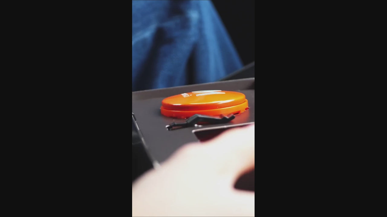 1.Aggancia il supporto con la clip nella sede sul retro e premi con delicatezza fino a fissarlo 2.Svita il profumatore, libera la fragranza, inserisci la ricarica e chiudi accuratamente. 3. Posiziona il profumatore e immergiti in un'oasi di benessere olfattivo con una fragranza raffinata e avvolgente.