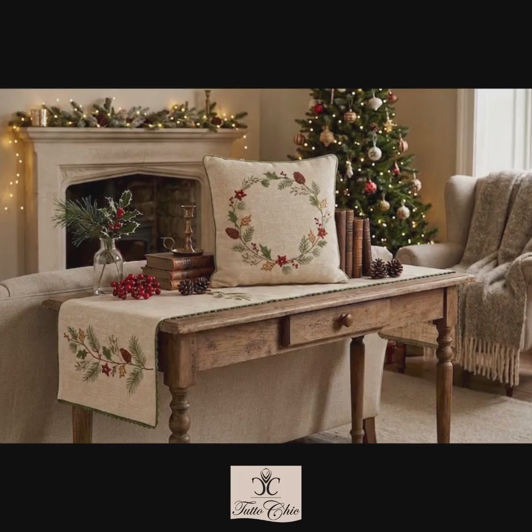 Runner con cuscino natalizio in tessuto materico panna fiammato con ricco ricamo a rilievo di tralcio di pino, agrifoglio e bacche rosse alle estremità e bordo smerlato verde bosco, collezione Silent Gold Nuvole di Stoffa, Tutto Chic.