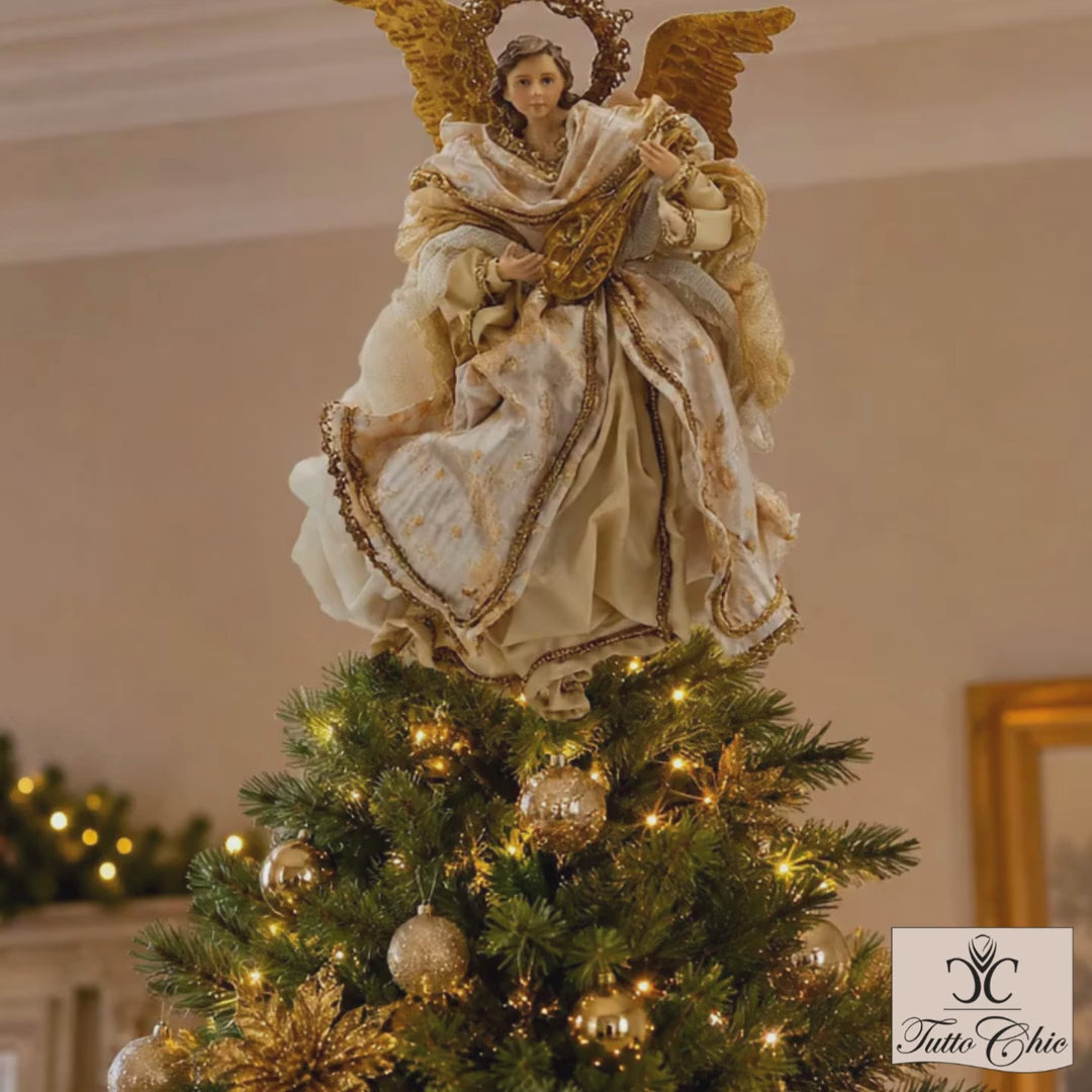 Angelo natalizio musicante con liuto dorato firmato EDG Enzo De Gasperi, altezza 35 cm. Abito d'alta sartoria bianco e oro, grandi ali in metallo traforato, utilizzabile come puntale o decorazione da appendere.