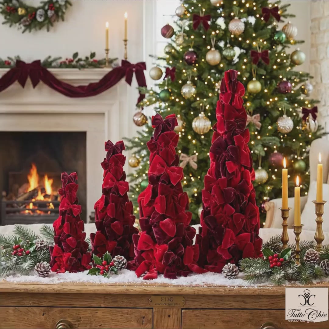 Set completo di 4 alberi natalizi a cono di EDG Enzo De Gasperi in altezze scalari da 60 cm a 150 cm, interamente rivestiti di fiocchi in tessuto effetto velluto rosso e bordeaux.