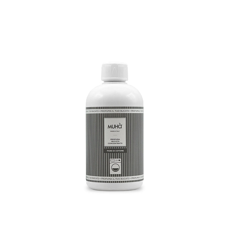 Prodotto profuma bucato concentrato da 400 m. Info sulla fragranza FIORI DI COTONE Fragranza delicata e soave con note di bergamotto unite ad un cuore fiorito di mughetto, vaniglia, ylang ylang e rosa. Note di fondo con fave di tonka, vaniglia, ambra e sandalo. In negozio e online su tuttochic.live