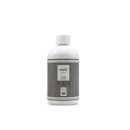 Prodotto profuma bucato concentrato da 400 m. Info sulla fragranza FIORI DI COTONE Fragranza delicata e soave con note di bergamotto unite ad un cuore fiorito di mughetto, vaniglia, ylang ylang e rosa. Note di fondo con fave di tonka, vaniglia, ambra e sandalo. In negozio e online su tuttochic.live