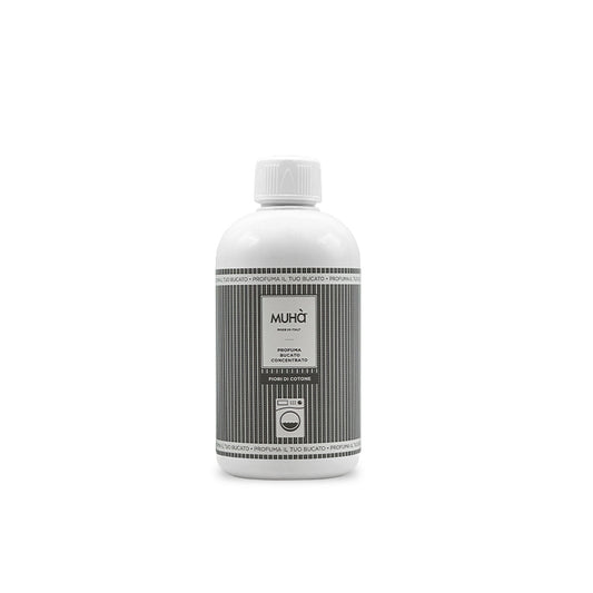 Prodotto profuma bucato concentrato da 400 m. Info sulla fragranza FIORI DI COTONE Fragranza delicata e soave con note di bergamotto unite ad un cuore fiorito di mughetto, vaniglia, ylang ylang e rosa. Note di fondo con fave di tonka, vaniglia, ambra e sandalo. In negozio e online su tuttochic.live