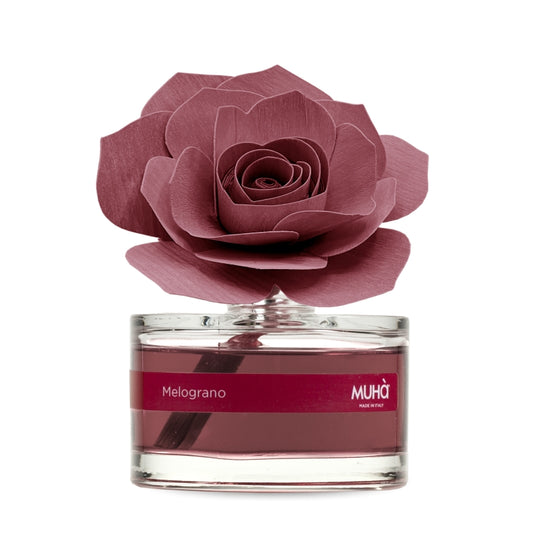 Profumatore d'ambiente Muhà Rosa Diffuser Melograno in boccetta di vetro trasparente con essenza rossa, etichetta magenta e diffusore artigianale a forma di rosa in legno bordeaux, Tutto Chic.