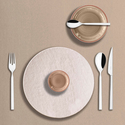 Il Set 24 pezzi è composto da:6 cucchiai da tavola6 forchette da tavola6 coltelli da tavola6 cucchiaini caffè Dalla forma lineare, elegante ed armoniosa, Puro è la linea di posate acciaio inox 18/10 di Bugatti per una mise en place raffinata e sofisticata. Lavabili in lavastoviglie. In negozio e online su tuttochic.live