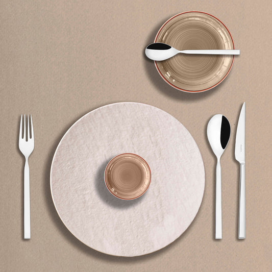 Il Set 24 pezzi è composto da:6 cucchiai da tavola6 forchette da tavola6 coltelli da tavola6 cucchiaini caffè Dalla forma lineare, elegante ed armoniosa, Puro è la linea di posate acciaio inox 18/10 di Bugatti per una mise en place raffinata e sofisticata. Lavabili in lavastoviglie. In negozio e online su tuttochic.live
