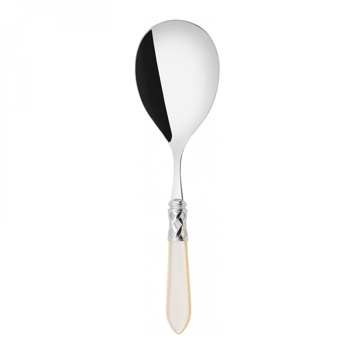 Cucchiaio servirisotto, colore avorio, finitura madreperlata, realizzato in acciaio inox 18/10, da un elegante manico in acrilico unito a una preziosa ghiera intrecciata con finitura acciaio lucido. Sono lavabili in lavastoviglie. Dimensioni: cm 5 x 24. Made in Italy. In negozio e online su tuttochic.live