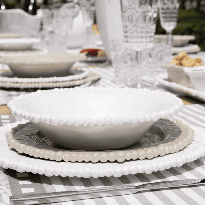 Set 6 piatti frutta in melamina di colore tortora dell'innovativa collezione Joke. Tonalità pastello e caratteristico bordo rivestito di micro sfere ornamentali fanno della linea in melamina un ottimo alleato per la tavola. Lavabile in Lavastoviglie. No microonde Dimensioni Ø 23 cm. In negozio e online su tuttochic.live