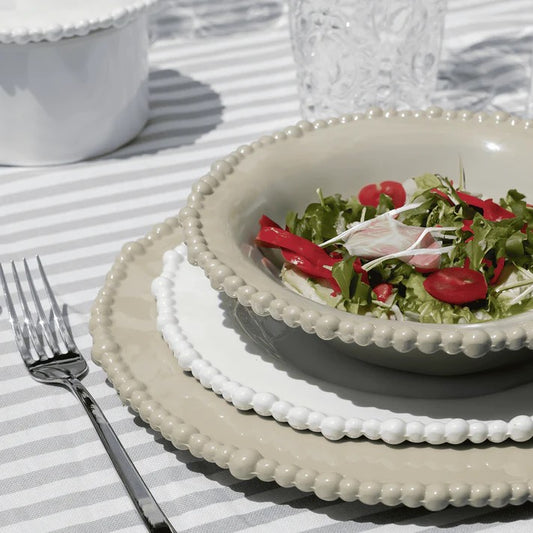 Set 6 piatti piani in melamina di colore tortora dell'innovativa collezione Joke. Tonalità pastello e caratteristico bordo rivestito di micro sfere ornamentali fanno della linea in melamina un ottimo alleato per la tavola. Lavabile in Lavastoviglie. No Microonde Dimensioni: Ø 28 cm. In negozio e online su tuttochic.live