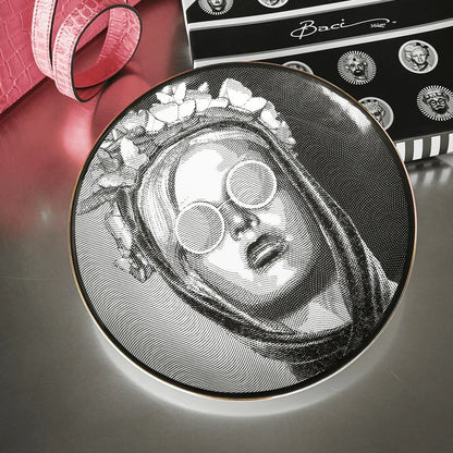 Piatto Decorativo in porcellana La Stilosa. incarna l’eleganza e lo stile delle persone che amano esprimersi attraverso l’abbigliamento e l’arte della moda. Dedicato ai fashionisti, ai trendsetter e a coloro che hanno un occhio di riguardo per il design e la bellezza. In negozio e online su tuttochic.live