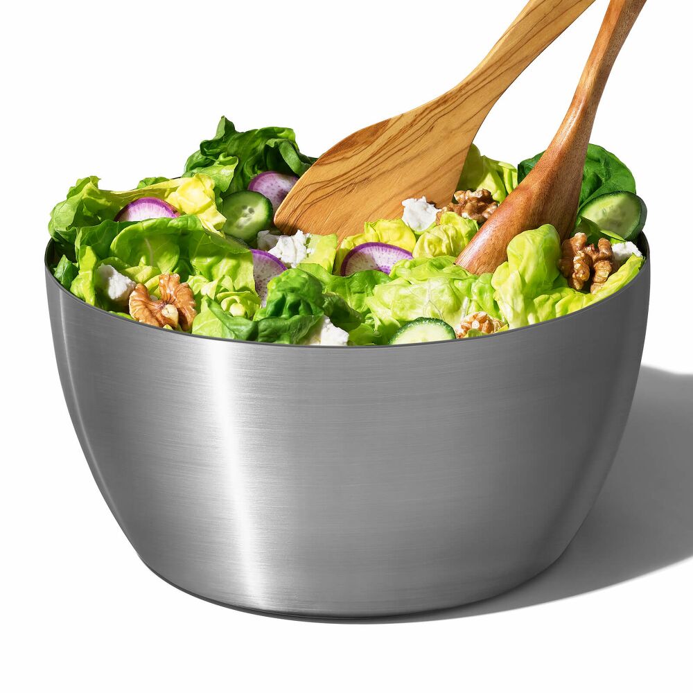 Centrifuga per insalata professionale OXO SteeL™ in acciaio inox con pomello a pressione e freno rapido.

