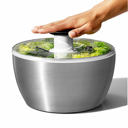 Centrifuga per insalata professionale OXO SteeL™ in acciaio inox con pomello a pressione e freno rapido.
