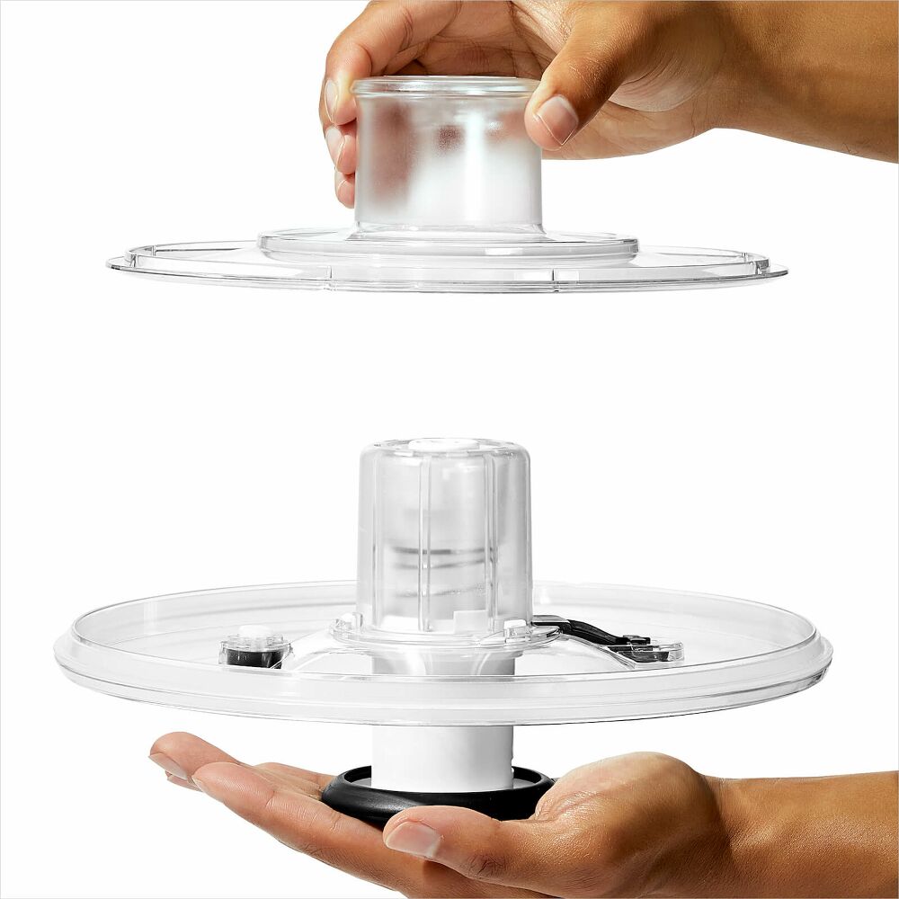 Centrifuga per insalata professionale OXO SteeL™ in acciaio inox con pomello a pressione e freno rapido.
