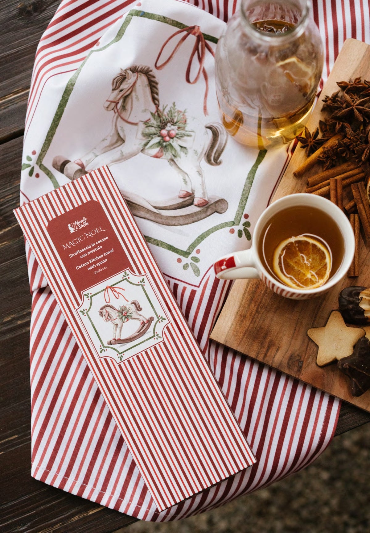 Strofinaccio da cucina natalizio 50x70 cm a righe verticali rosse e bianche con grande stampa centrale di un cavallo a dondolo antico, collezione Magic Noel Nuvole di Stoffa, Tutto Chic.