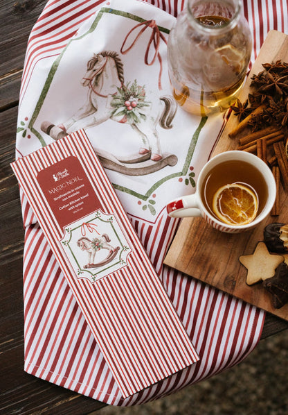 Strofinaccio da cucina natalizio 50x70 cm a righe verticali rosse e bianche con grande stampa centrale di un cavallo a dondolo antico, collezione Magic Noel Nuvole di Stoffa, Tutto Chic.
