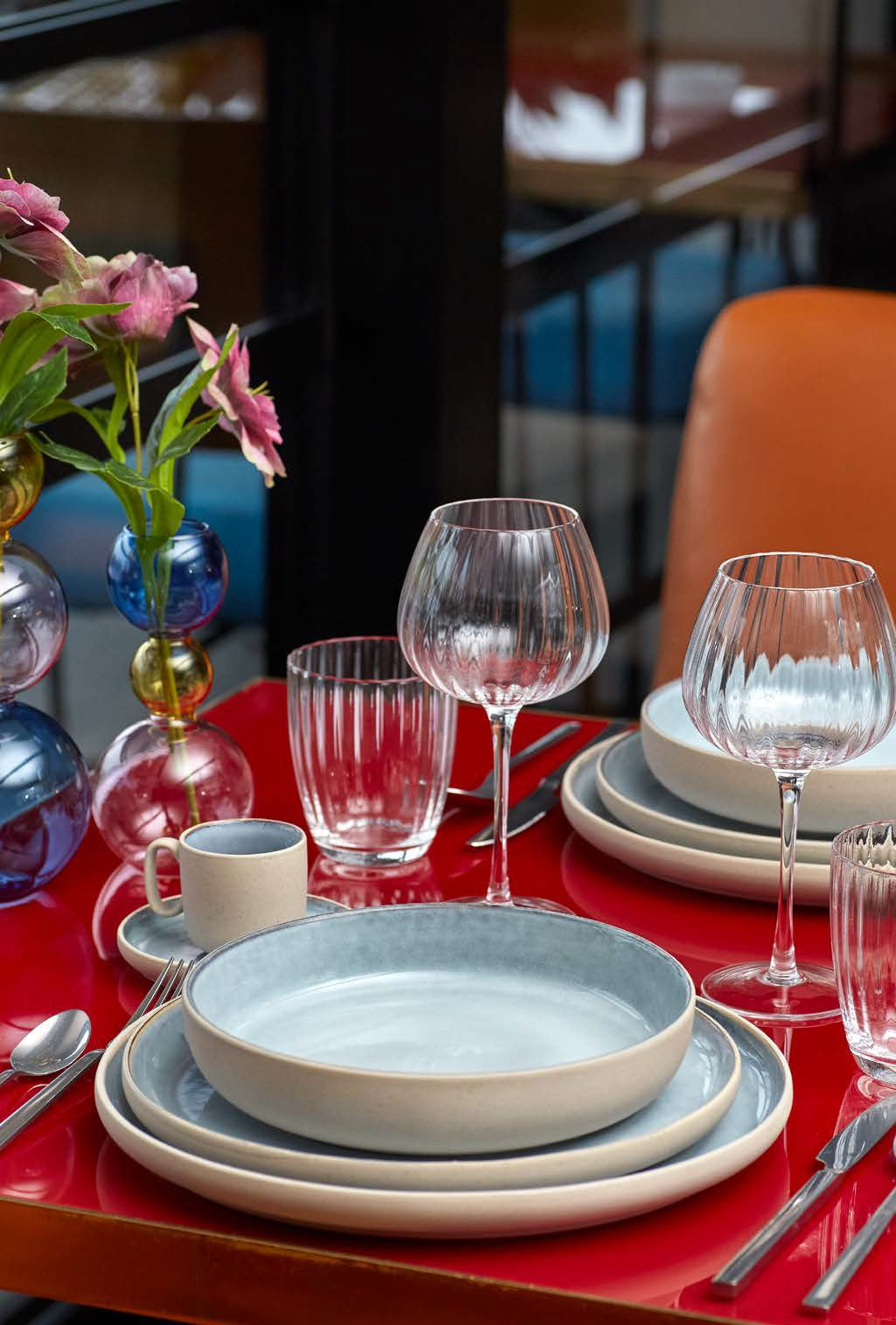 Esalta la tua esperienza di bere con questo elegante set di bicchieri Prismia. Ogni pezzo è realizzato con maestria in vetro soffiato. Con la sua forma prismatica unica, ogni sorso diventa un'esperienza lussuosa Capacità: 310 ml Dimensioni: cm 8,5 x 10,5 h Lavabile in lavastoviglie. In negozio e online su tuttochic.live 