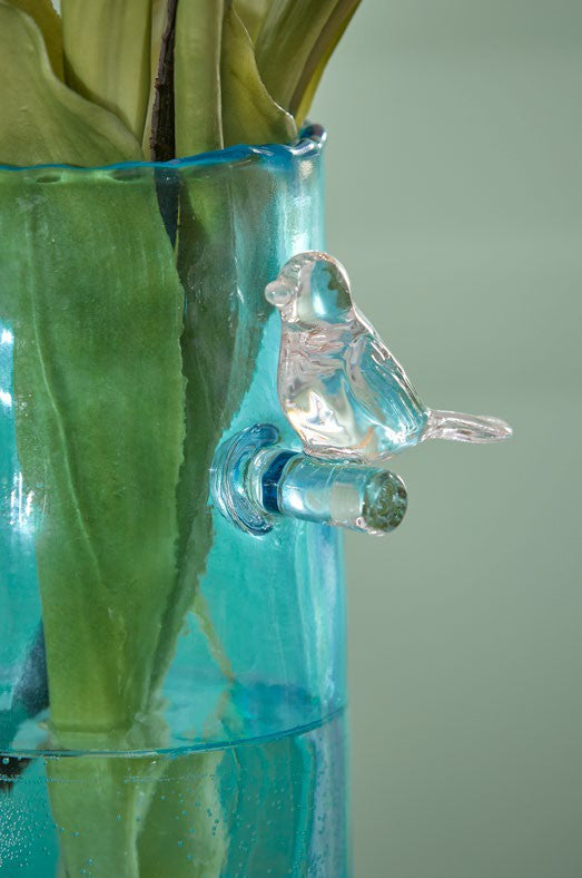 Esalta la bellezza della tua casa con il Vaso Trespolo cilindrico con uccellino h 15. Perfetto per ogni stile di arredamento. Dimensioni: cm Ø 10 x H 27. In negozio e online su tuttochic.live