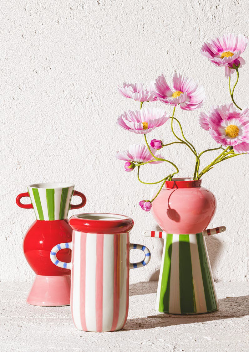 Vaso portafiori con la sua lavorazione artigianale e i dettagli decorativi lo rendono un'opera d'arte da ammirare. Dimensioni: cm Ø 12 x H 24. In negozio e online su tuttochic.live