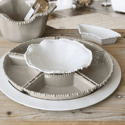 Vassoio rotondo in melamina di colore tortora dell'innovativa collezione Joke. Praticità che si unisce all’estetica per creare un matrimonio adatto per diverse occasioni: dalla cena chic in casa al brunch domenicale in giardino. Dimensioni: Ø 51 x 2 h cm. Lavastoviglie. No microonde. In negozio e online su tuttochic.live