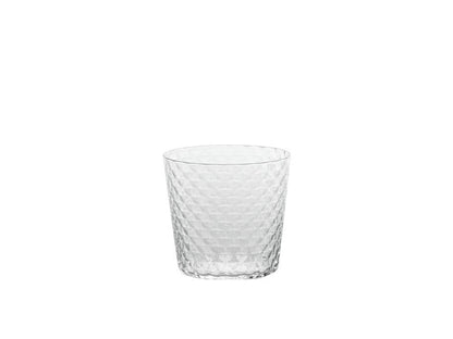 Set di 4 bicchieri tumbler XL soffiati a bocca e lavorati a mano in vetro sonoro superiore senza piombo. Collezione Veneziano Mixology, gli articoli di questa collezione si caratterizzano per la trasparenza. Design Federico de Majo 2023 Dimensioni: Ø 9,6 x h 8,8 cm Capacità: 43 cl. In negozio e online su tuttochic.live