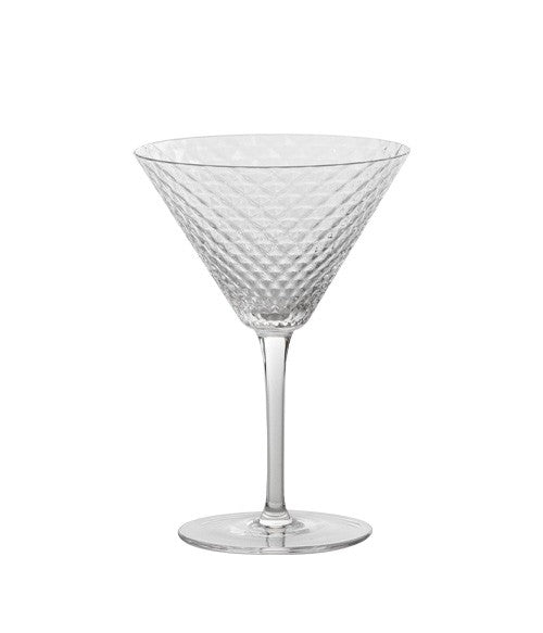 Set di 4 coppe Martini soffiati a bocca e lavorati a mano in vetro sonoro superiore senza piombo. Collezione Veneziano Mixology, gli articoli di questa collezione si caratterizzano per la trasparenza. Design Federico de Majo 2023 Dimensioni: Ø 10,2 x h 15,5 cm Capacità: 23 cl