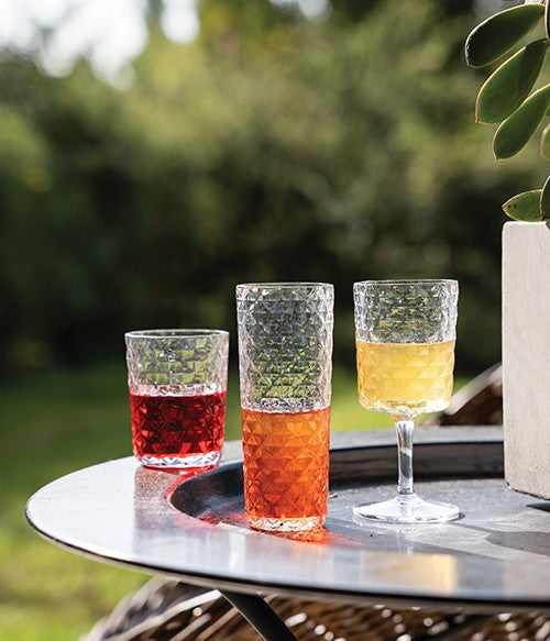 Set di 4 bicchieri tumbler XL soffiati a bocca e lavorati a mano in vetro sonoro superiore senza piombo. Collezione Veneziano Mixology, gli articoli di questa collezione si caratterizzano per la trasparenza. Design Federico de Majo 2023 Dimensioni: Ø 9,6 x h 8,8 cm Capacità: 43 cl. In negozio e online su tuttochic.live