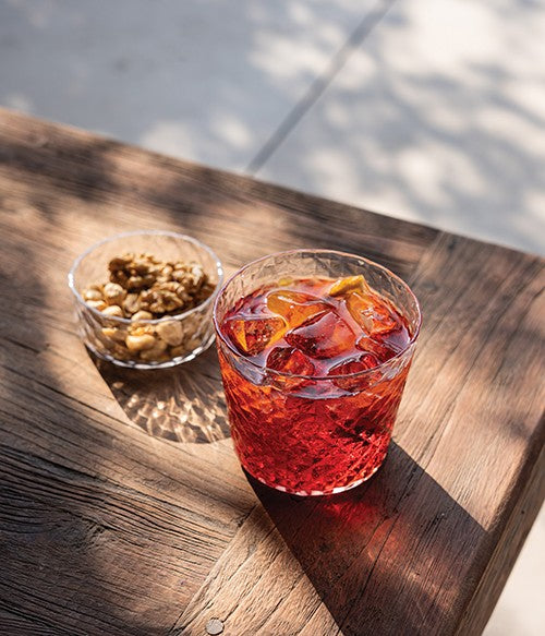 Set di 4 bicchieri tumbler XL soffiati a bocca e lavorati a mano in vetro sonoro superiore senza piombo. Collezione Veneziano Mixology, gli articoli di questa collezione si caratterizzano per la trasparenza. Design Federico de Majo 2023 Dimensioni: Ø 9,6 x h 8,8 cm Capacità: 43 cl. In negozio e online su tuttochic.live
