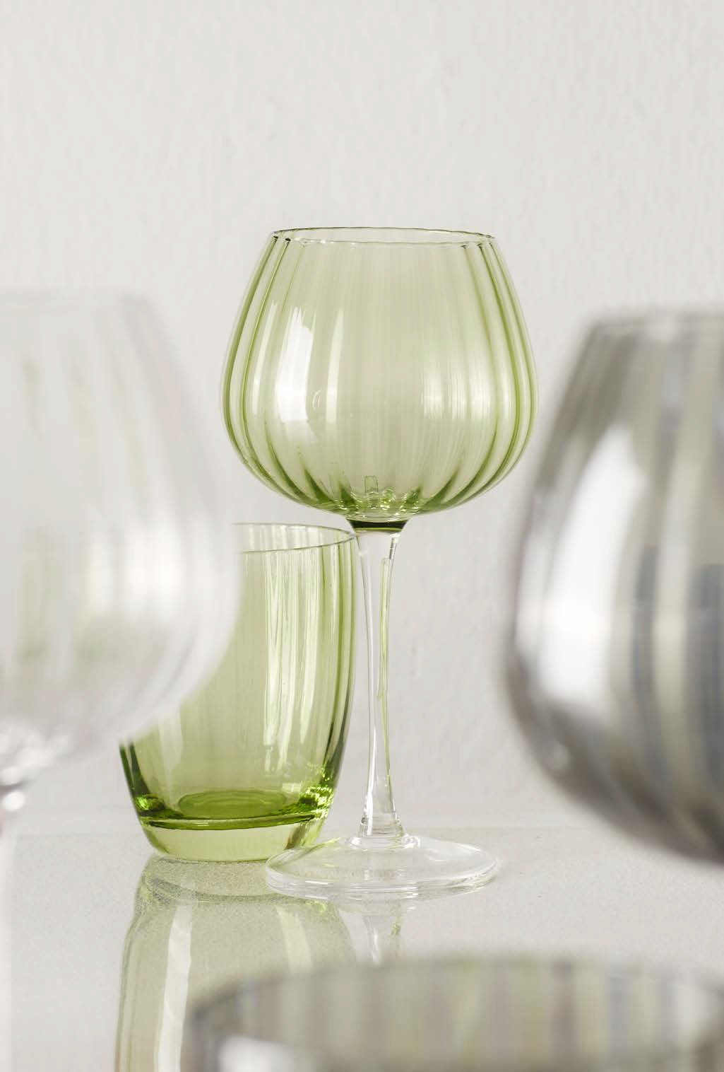 Rendete unica ogni occasione con il set di calici trasparenti della collezione Prismia di Rose & Tulipani. Realizzati in pregiato vetro soffiato e arricchiti da un delicato colore verde trasparente. Capacità: 460 ml - Dimensioni: cm 10 x 20 h. In negozio e online su tuttochic.live 