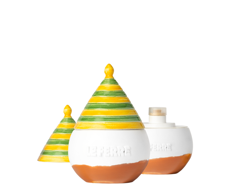Truttulà è un contenitore in ceramica con coperchio, realizzato completamente e dipinto a mano. Dimensioni cm Ø 9 x h 13. In negozio e online su tuttochic.live