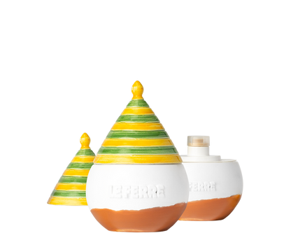 Truttulà è un contenitore in ceramica con coperchio, realizzato completamente e dipinto a mano. Dimensioni cm Ø 9 x h 13. In negozio e online su tuttochic.live