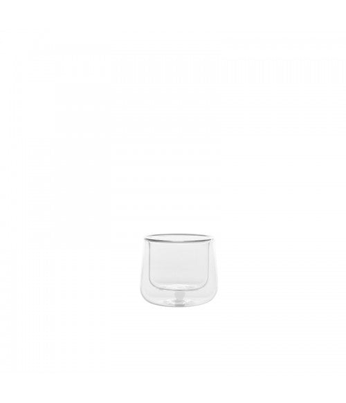Set di 2 tazzine da caffè fatte a mano in vetro borosilicato, resistente agli shock termici. Grazie alla vetrocamera mantiene la bevanda calda molto più a lungo. Il nome Bilia è riferito alla bilia interna di colore bianco. Dimensioni: Ø 7 x h 6,5 cm Capacità: 9,5 cl. In negozio e online su tuttochic.live